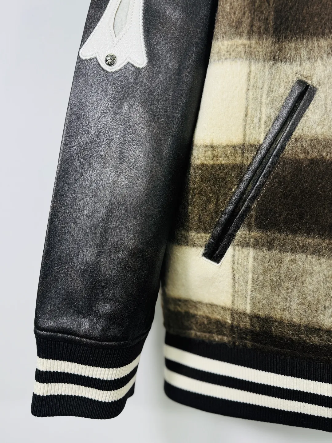 P520 top version 🐮 Real shot without P, ​​different from market products] Chrome Hearts 🍁Winter clothing is coming🍁 Sanskrit cross woolen leather sleeves spliced ​​baseball embroidered cotton jacket, heavy embroidery ➕ both sleeves and whole leather, counter synchronization, heavy industry! ! Customized version of thickened woolen fabric, silk lining, customized version of hardware, not the ordinary version on the market! ! Recommended color: wool plaid with leather Code numbers: S, M, L, XL